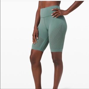 Lululemon “Reveal short- Digital rain” Size 6.